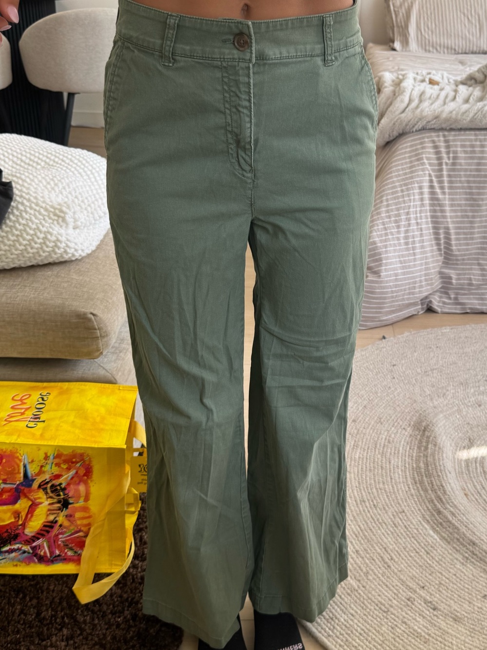 Woman’s gap cargo green Pants- girlfriend khaki